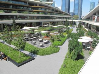 Numerous seatings amidst the green oasis invite you to linger. Source: Onduline Avrasya A.S. Numerous seatings amidst the green oasis